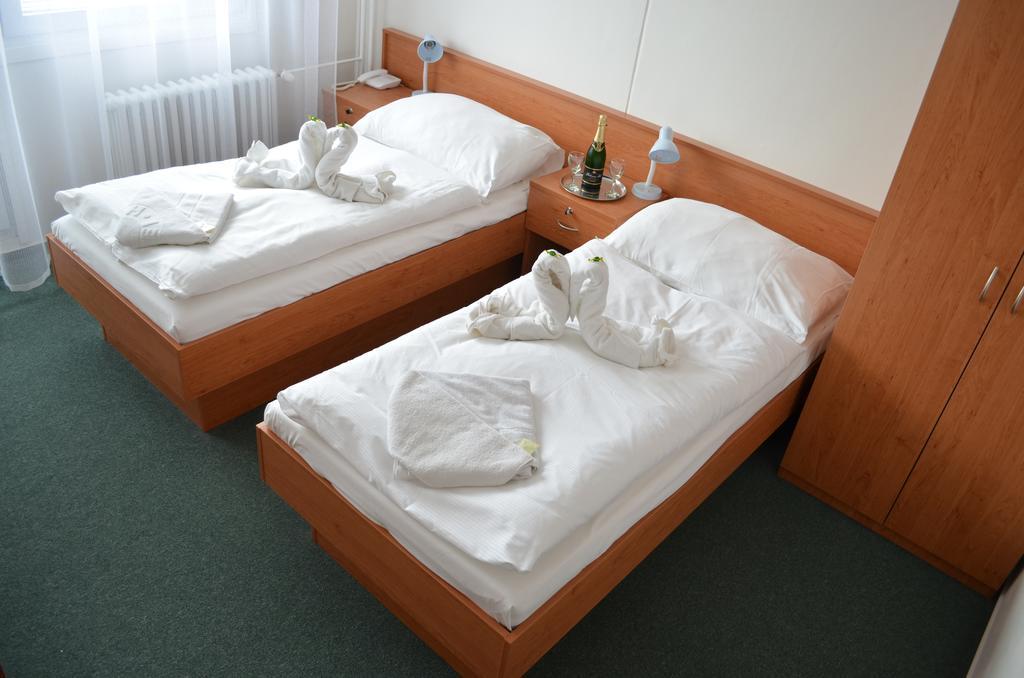 Hotel Arnost Garni Pardubice Room photo