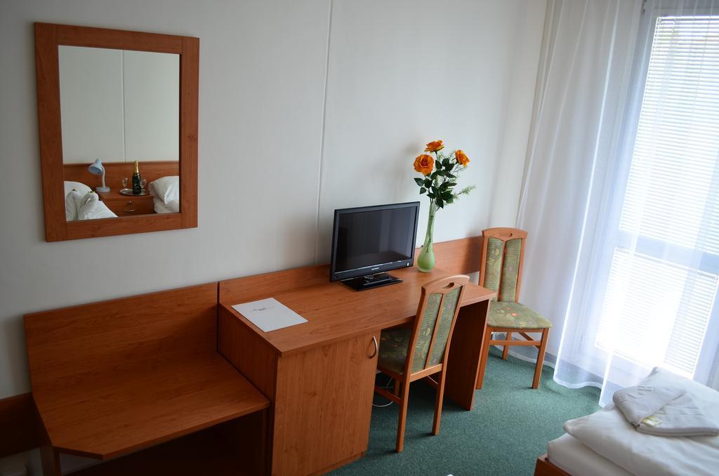 Hotel Arnost Garni Pardubice Room photo